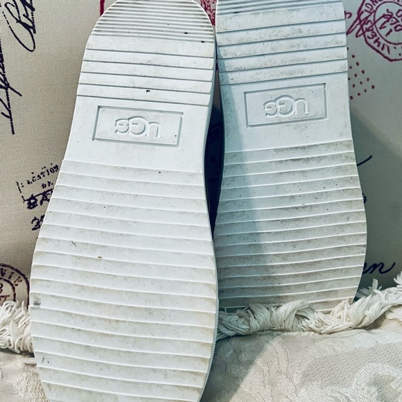 Ladies UGG Alameda Slip on
Minimal wear
Tan Suede - Picture 8 of 8